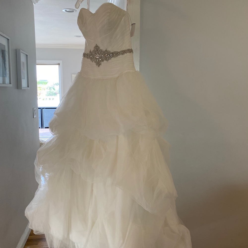 Oleg Cassini Couture Bridal Gown - Picture 3 of 13